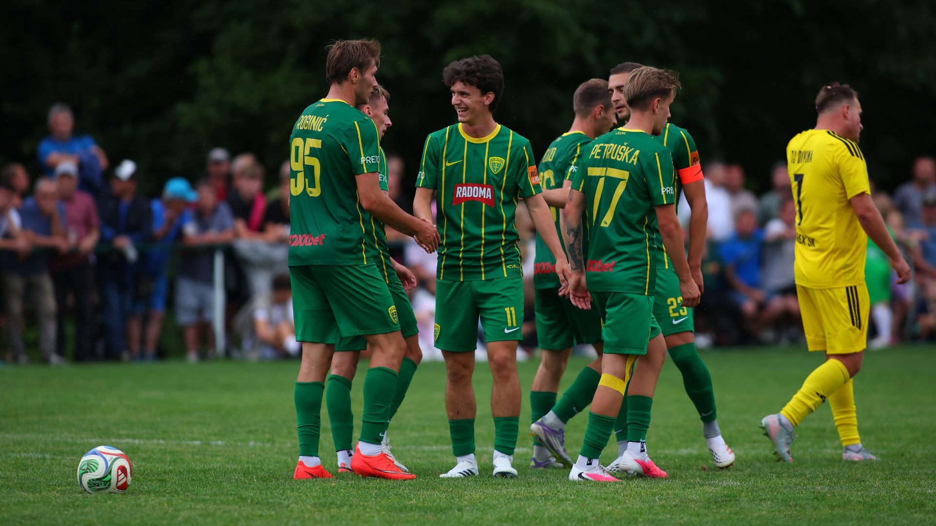 Šošoni ovládli futbalový sviatok v Divine a vyhrali 8:0
